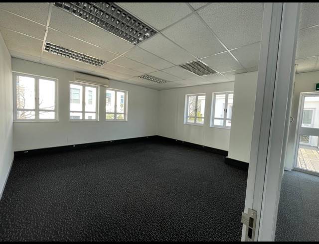 9,626M² OFFICE FOR SALE IN BRYANSTON